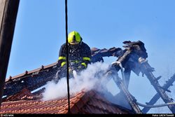 Škodu za dva miliony korun způsobil požár střechy rodinného domu s autoservisem ve Studénce, na místě zasahovalo osm hasičských jednotek