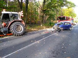 Dopravní nehoda osobního auta a traktoru