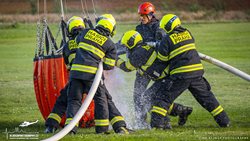 Na letišti Točná cvičili hasičů plnění závěsného vaku pod vrtulník