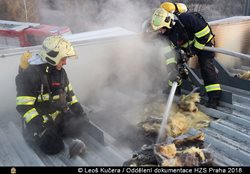 Požár izolace střechy haly v pražských Kyjích VIDEO/FOTOGALERIE