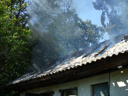 Požár střechy přístavku domu v Bohdalíně na Vysočině 