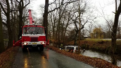 Hasiči spolu s potápěči dnes z vody vylovili hned dvě auta