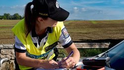 Proč si pořídit hasicí přístroj do auta?  V Přerově radili řidičům hasiči i policisté