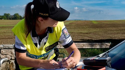 Proč si pořídit hasicí přístroj do auta?  V Přerově radili řidičům hasiči i policisté