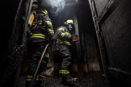 Požár v podkroví ohrozil rodinný dům