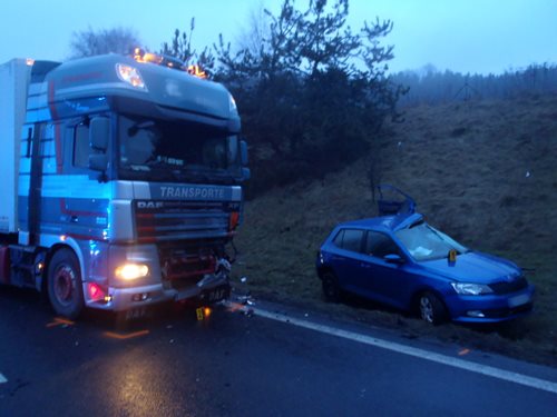 Osobní vozidlo se bočně střetlo s kamionem u Horní Folmavy