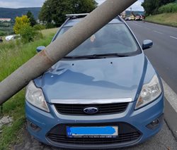 Dramatická dominová reakce: Auto přerazilo sloup, další dopadl na zaparkovaný vůz