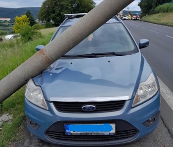 Dramatická dominová reakce. Auto přerazilo sloup, další dopadl na zaparkovaný vůz