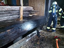 Pět jednotek hasičů likvidovalo požár pily v Kameničné
