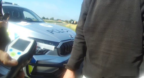 Usnul na nastartované motorce uprostřed křižovatky. Policisté nevěřili vlastním očím