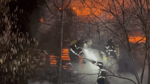 Noční požár připravil rodinu o střechu nad hlavou