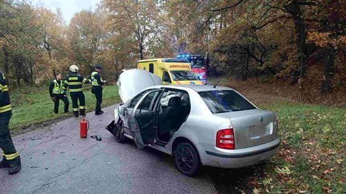 Po srážce s nákladním autem skončila mladá žena v nemocnici. Zasahovaly dvě jednotky hasičů