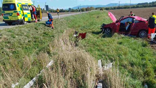 Po střetu dvou aut se zranily čtyři osoby. Mezi zraněnými byly dvě děti