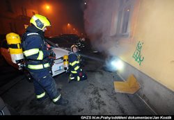 Při požáru sklepa v Praze 10 bylo zachráněno šest osob, patnáct obyvatel domu bylo evakuováno