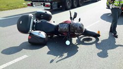 Střet osobního vozidla s motocyklem se zraněním v Olomouci