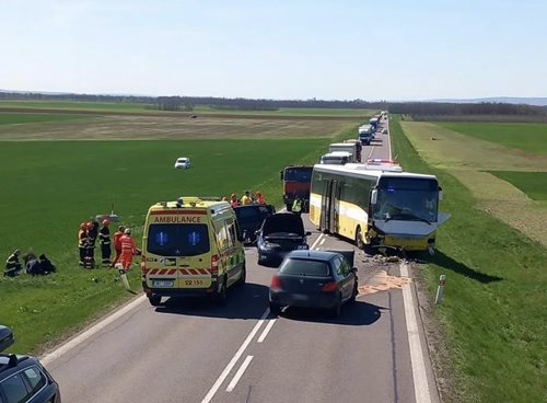 Hromadná nehoda si vyžádala řadu zraněných