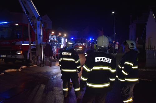 Plameny z hořícího komína přeskočily do půdy rodinného domu