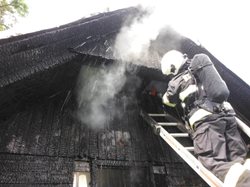 V Miletíně vyhořela chatka, okolní objekty hasiči před ohněm uchránili