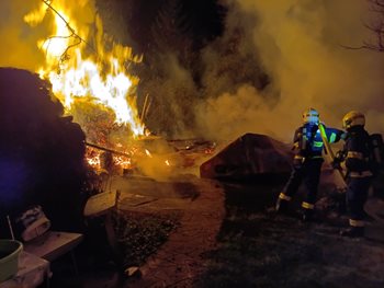 Noční požár dřevěného přístavku. Díky zásahu čtyř jednotek nedošlo k dalším škodám