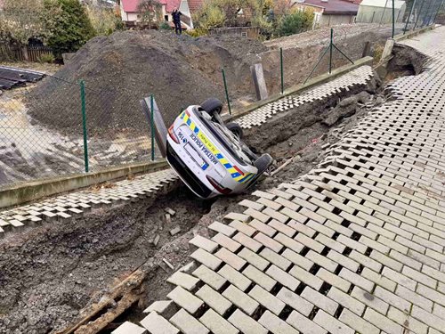 Sesuv svahu v ulici Ostřicová strhl auto do propasti