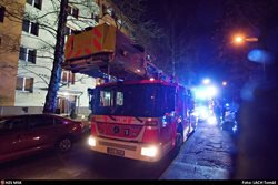 Při požáru bytu v Ostravě zemřel člověk, dalších šest lidí bylo zraněno