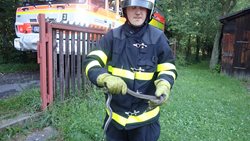 V Českém Těšíně odchytávali hasiči hada za kuchyňskou linkou