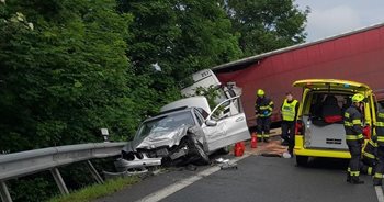 Zásahy hasičů. Vážná nehoda u Kropáčovy Vrutice a požár vozu na Kladensku zaměstnaly složky IZS