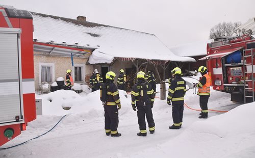 Od komína se požár rozšířil do podlahy domu