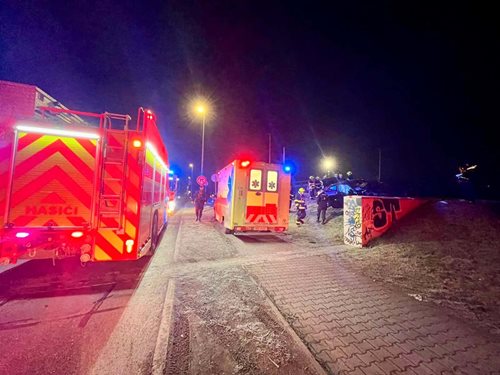 Noční nehoda osobního vozu vyvolala zásah složek IZS