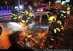 Na pražském Žižkově hasiči likvidovali o půlnoci požár dvou osobních vozidel