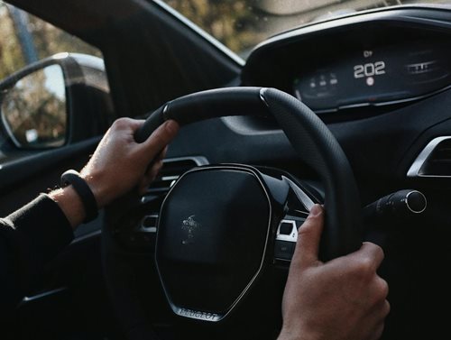 Řidič ujížděl policistům rychlostí až 230 km za hodinu a po havárii se skrýval