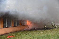 K požáru ubytovny v České Lípě vyjelo deset jednotek hasičů