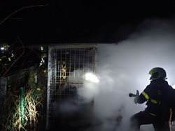 V průběhu oslav příchodu nového roku hasiči likvidovali na pět desítek požárů, často od zábavní pyrotechniky