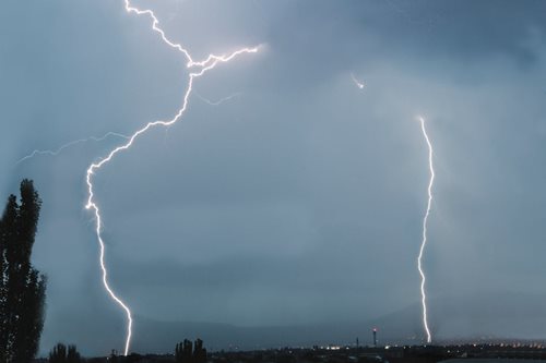 Meteorologové varují před silnými bouřkami. Hrozí nárazy větru, kroupy i lokální zatopení