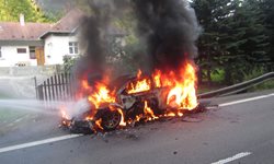 Plameny při Barum rallye pohltily celý závodní automobil. Škoda je téměř šest milionů korun