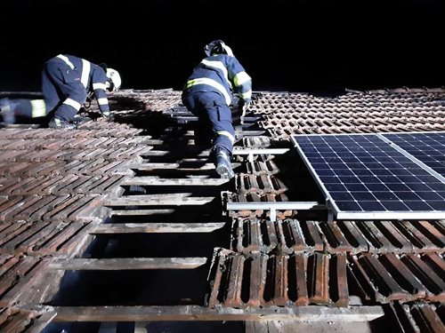 Požár střechy rodinného domu za sebou zanechal škodu 2 miliony korun