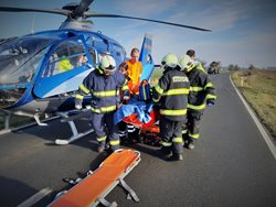 Náhodní svědci zachránili řidiče z hořícího vozu