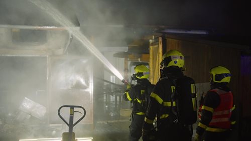 Požár hospodářské budovy způsobil rozsáhlé škody