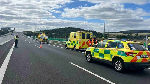 Motorkář narazil do svodidel. Dálnici D4 uzavřelo přistání vrtulníku