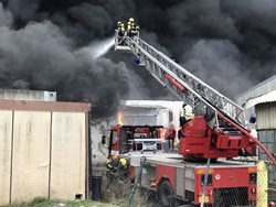 Požár haly v pražské Písnici likvidovala stovka hasičů VIDEO/FOTOGALERIE