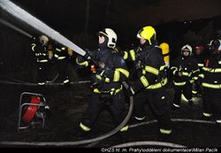 U požáru neobývaného domu v Praze 6 na Štědrý den zasahovalo devět jednotek