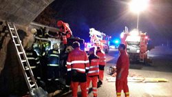 Z kamionu, který narazil do viaduktu, hasiči vyprošťovali řidiče