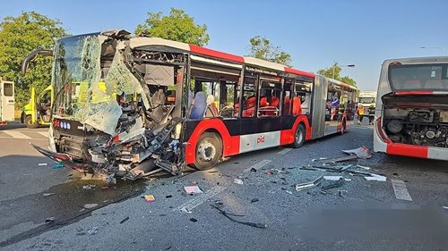 Střet dvou autobusů si vyžádal 17 zraněných. Na místě zasahoval i vrtulník