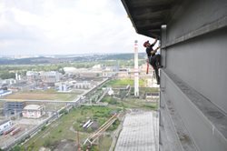 Hasičští lezci cvičili na vysokém plynojemu