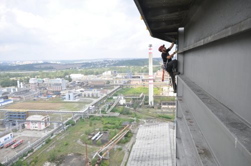 Hasičští lezci cvičili na vysokém plynojemu