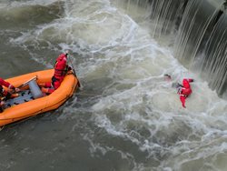 Nácvik záchrany tonoucí osoby z vodního válce