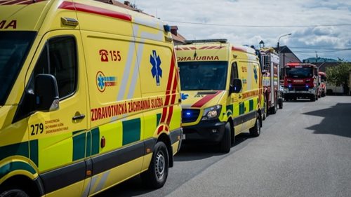 Auto vjelo před vlak. Ve vagónech cestovaly stovky lidí