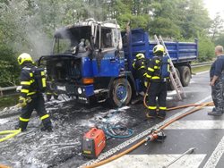 Požár nákladní Tatry se stavebním materiálem u Klimkovic
