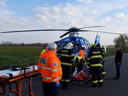Po dopravní nehodě dvou osobních automobilů museli hasiči jednu osobu z vozu vyprostit