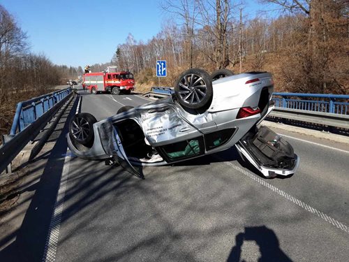U Dolního Města se v neděli odpoledne střetla dvě osobní vozidla